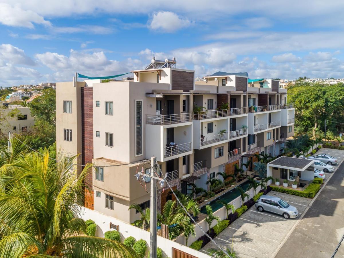 West Wood Holiday Apartment: Poolside Retreat near Flic En Flac Beach Exterior photo